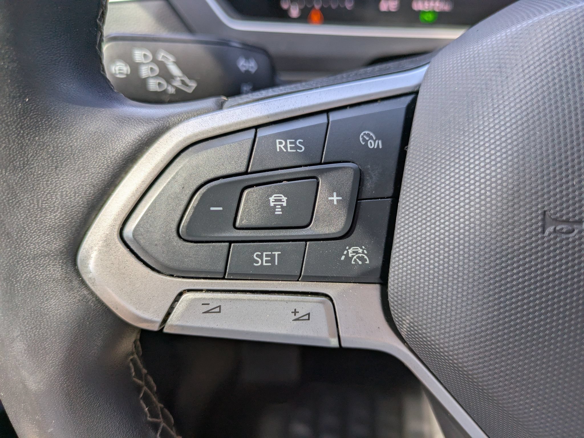 Used 2024 Volkswagen Tiguan SE w/ Panoramic Sunroof Package FWD image 24