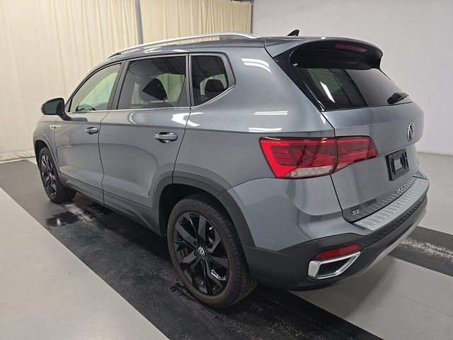 Used 2023 Volkswagen Taos SE w/ Panoramic Sunroof Package FWD image 4