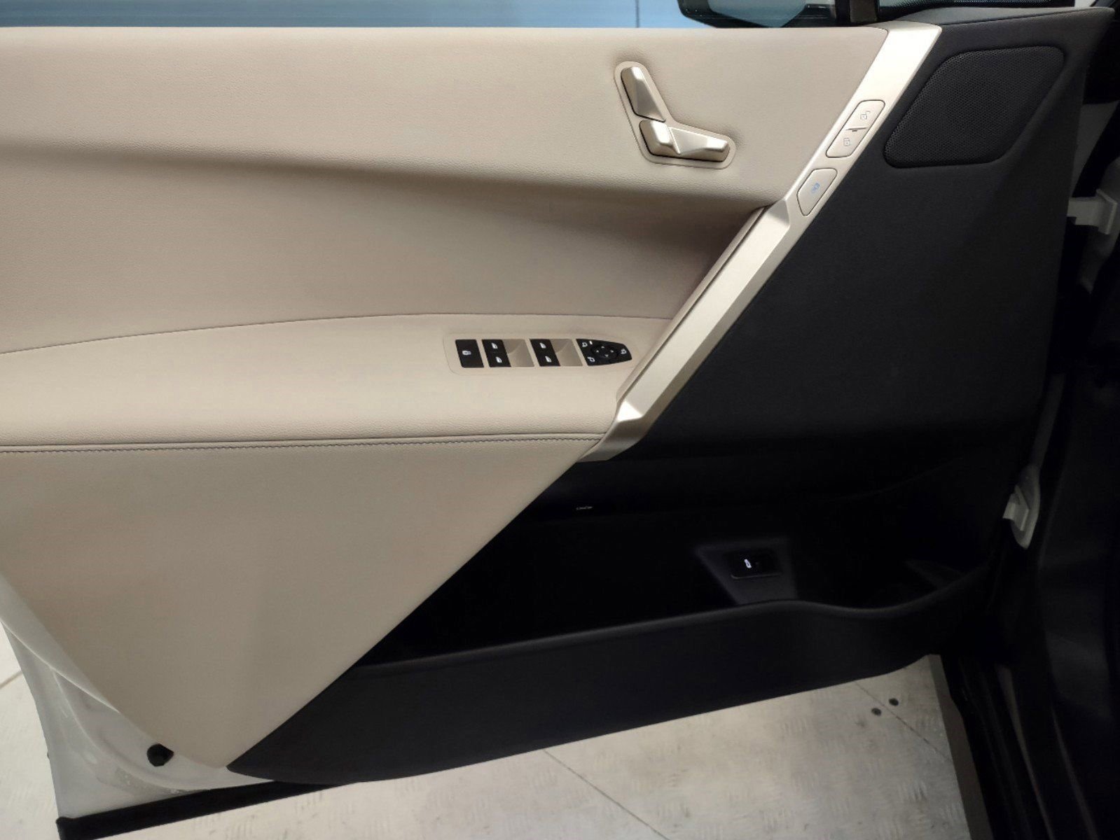 Used 2023 BMW iX xDrive50 AWD/4WD image 16