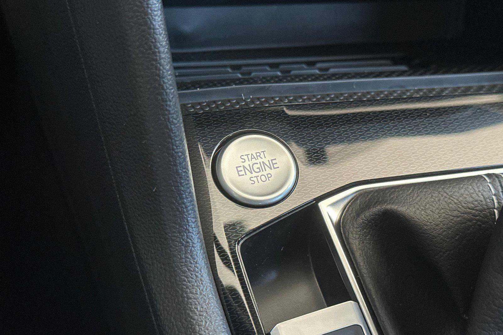 New 2025 Volkswagen Taos SEL image 22