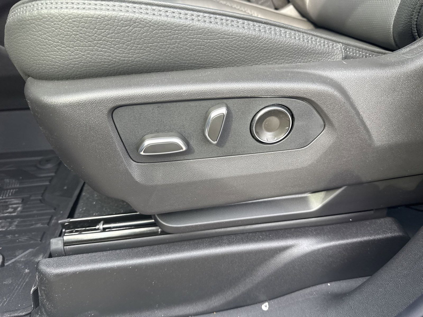 New 2026 GMC Yukon XL Denali w/ Sun & Power Step Package image 12