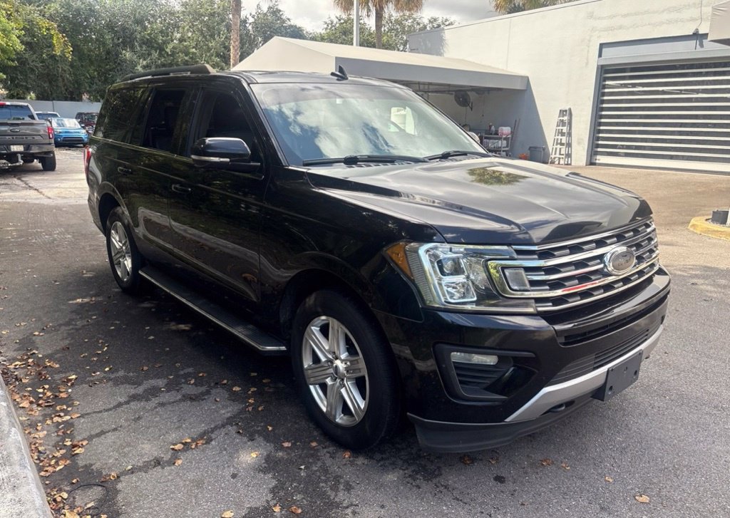 Used 2018 Ford Expedition XLT w/ Equipment Group 202A AWD/4WD image 3