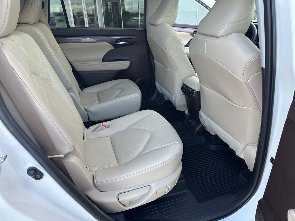 Used 2021 Toyota Highlander Platinum image 17