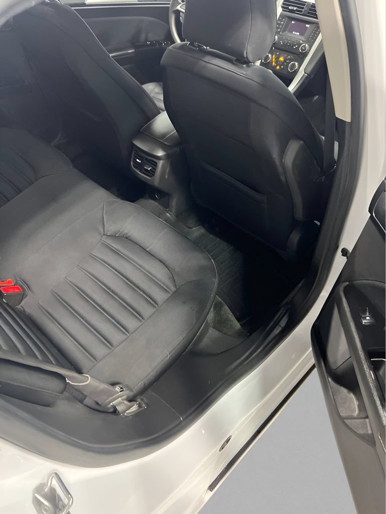 Used 2015 Ford Fusion SE FWD image 14