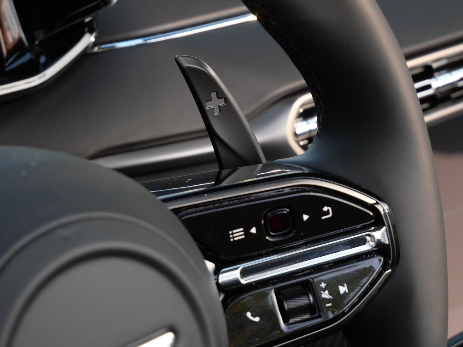 New 2026 Aston Martin Vanquish Convertible RWD image 17
