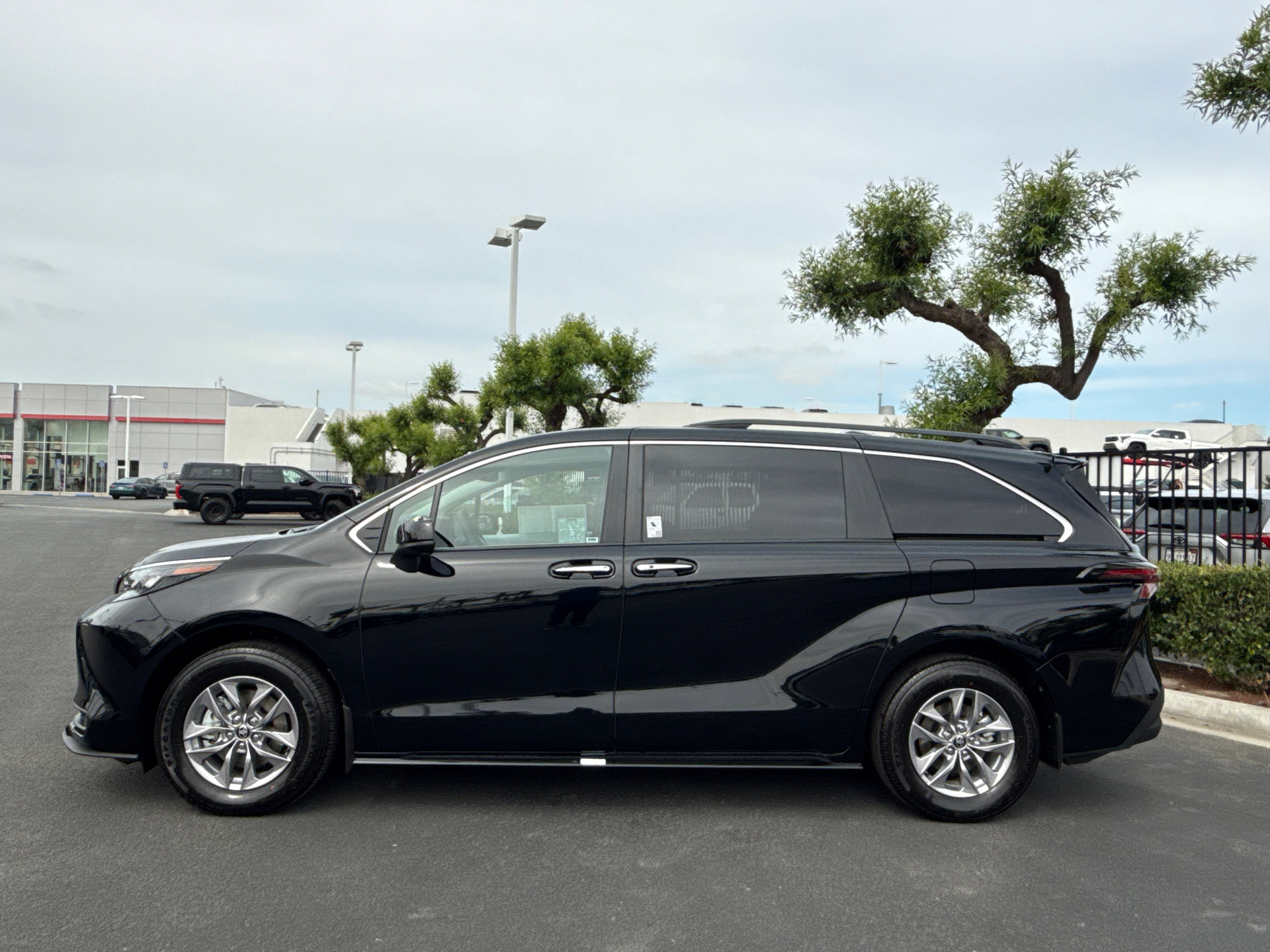 Used 2026 Toyota Sienna XLE FWD image 4
