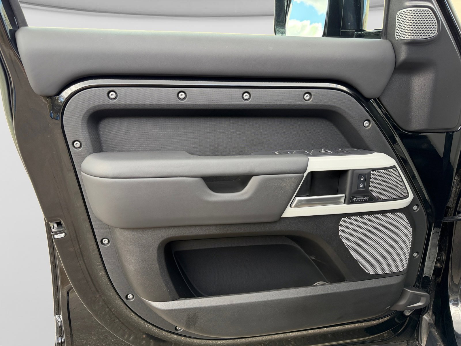 Used 2023 Land Rover Defender 130 X-Dynamic SE image 12