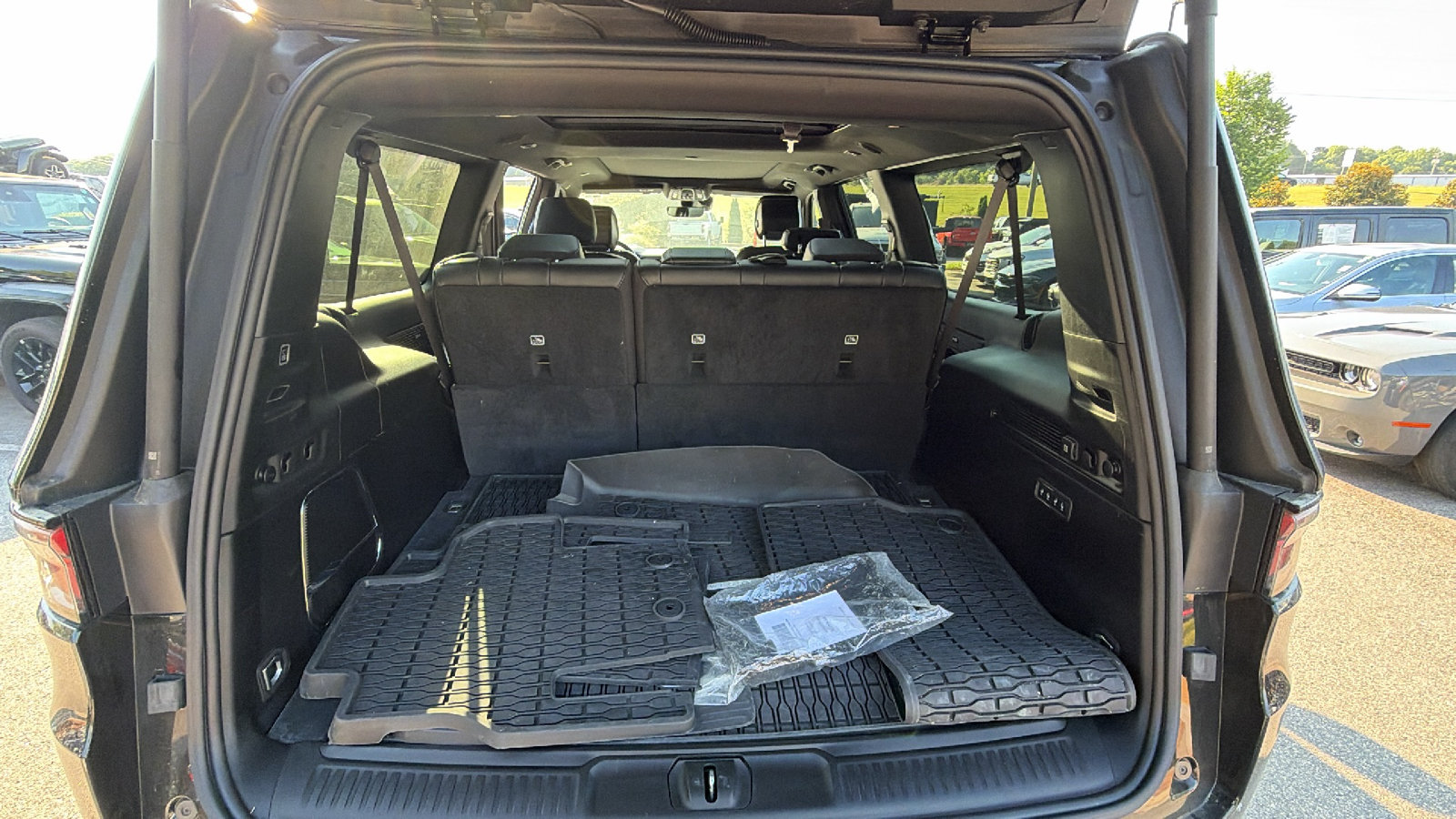 Certified 2024 Jeep Wagoneer L Series II AWD/4WD image 13