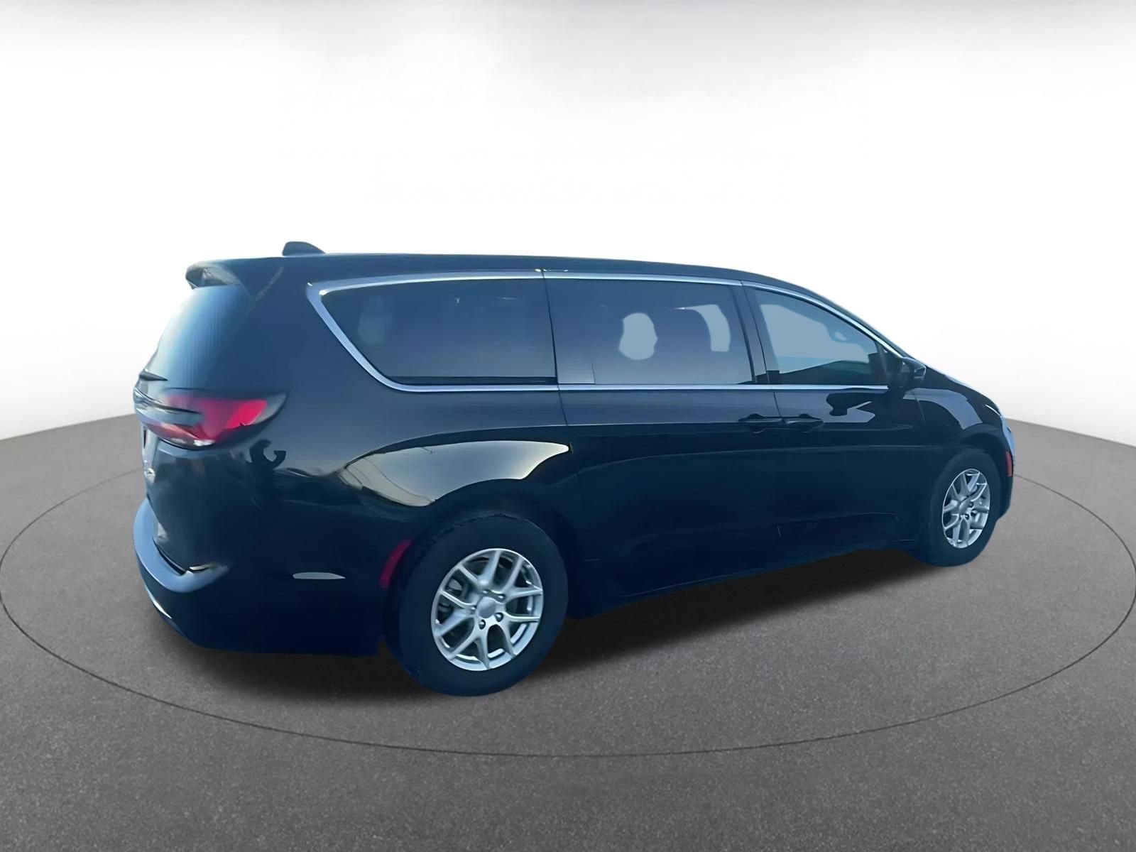 Used 2025 Chrysler Pacifica Select image 14