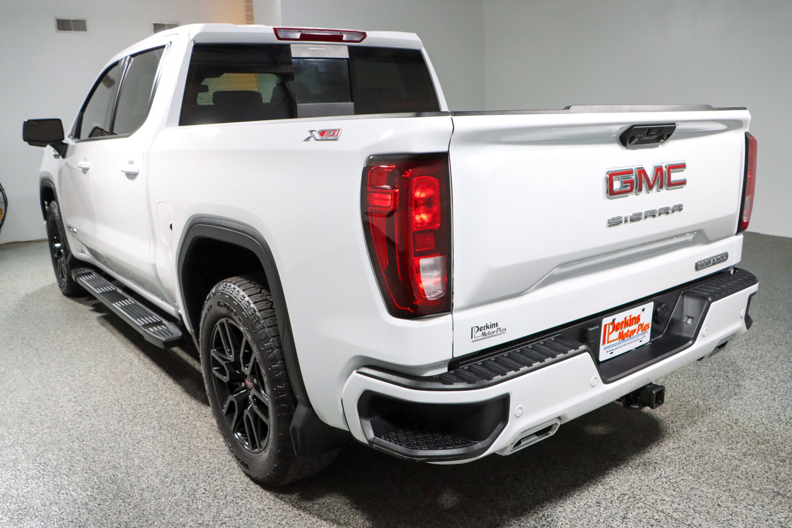 Used 2025 GMC Sierra 1500 Elevation w/ Elevation Premium Package image 9
