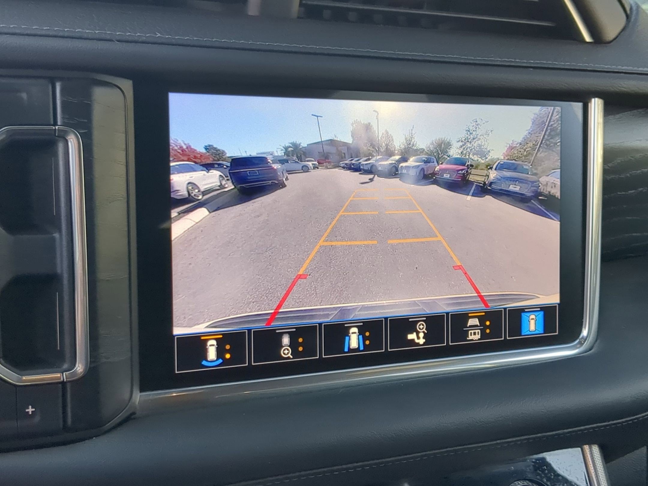 Used 2021 GMC Yukon Denali w/ Denali Premium Package image 16