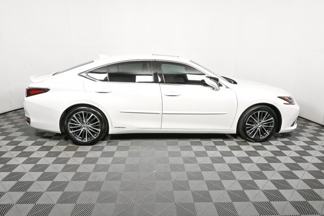 Used 2022 Lexus ES 300h w/ Premium Package image 2