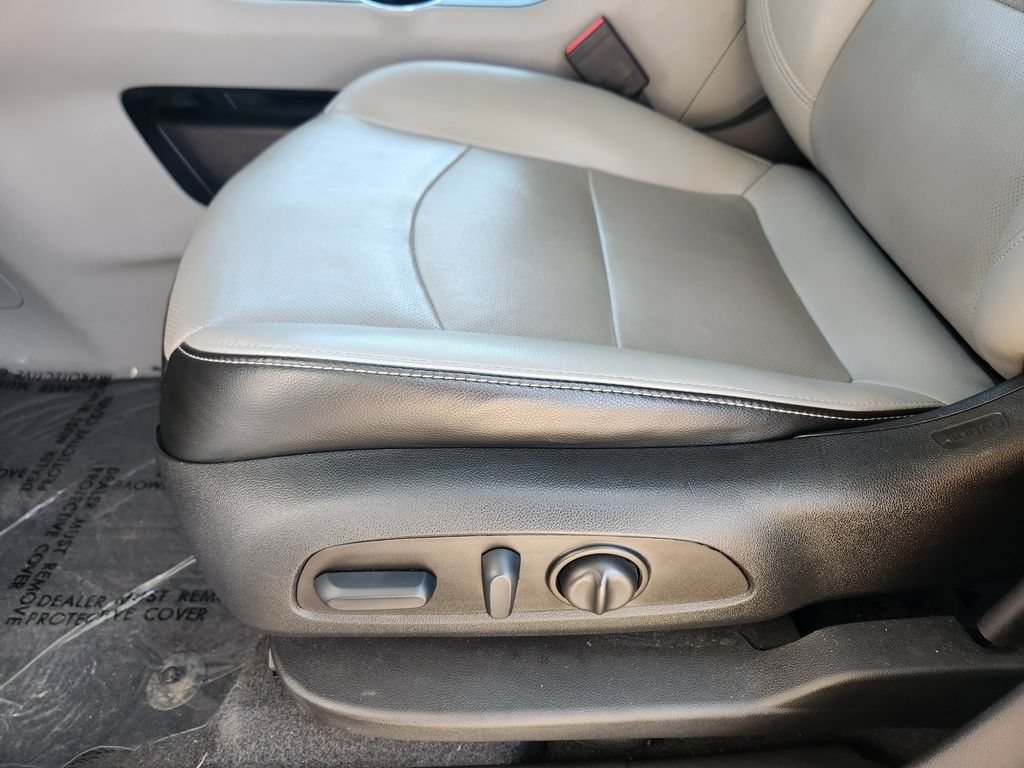 Used 2022 GMC Terrain SLT w/ Infotainment Package II AWD/4WD image 14