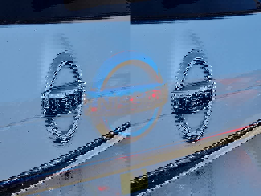 Used 2018 Nissan Rogue SV image 5