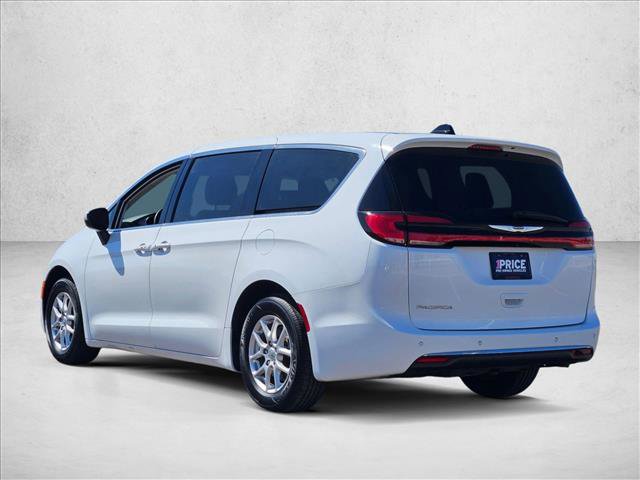 Used 2023 Chrysler Pacifica Touring-L image 8