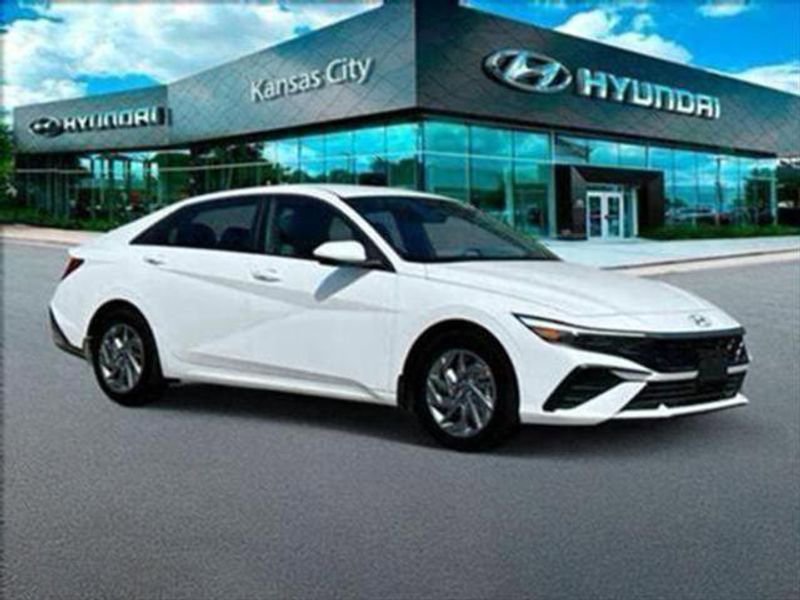 Used 2025 Hyundai Elantra Blue image 8