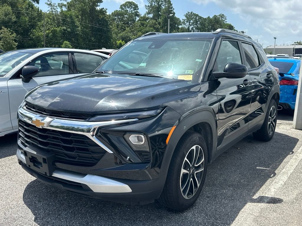 Used 2025 Chevrolet TrailBlazer LT AWD/4WD image 3