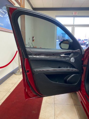 Used 2023 Alfa Romeo Stelvio Estrema image 16