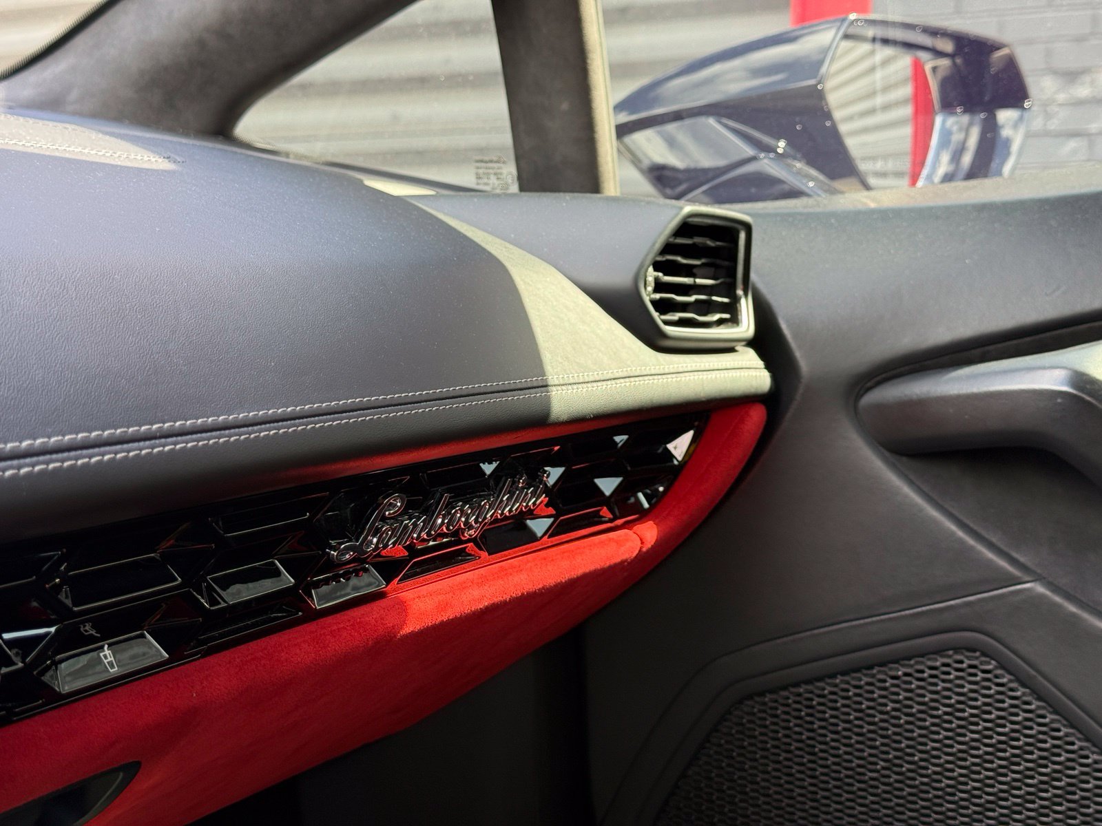 Used 2022 Lamborghini Huracan EVO RWD image 30