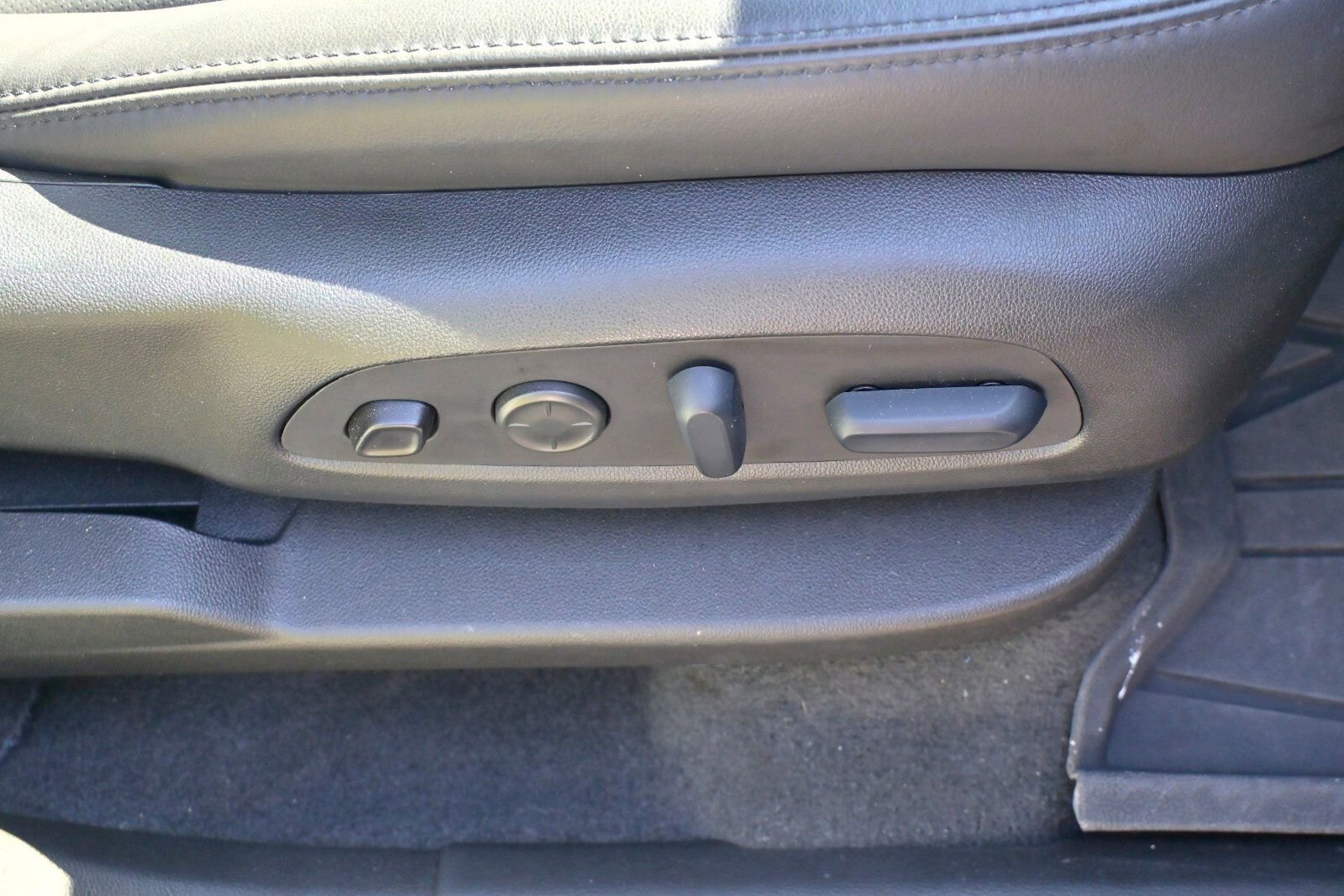 Used 2024 Buick Enclave Avenir w/ Avenir Technology Package image 27