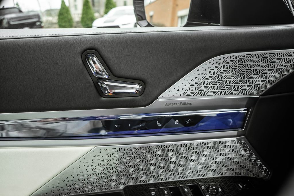 Used 2023 BMW 760i xDrive w/ Executive Package image 17