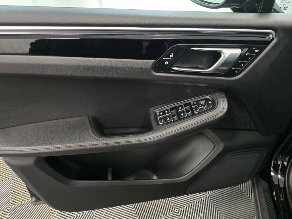 Certified 2024 Porsche Macan image 27