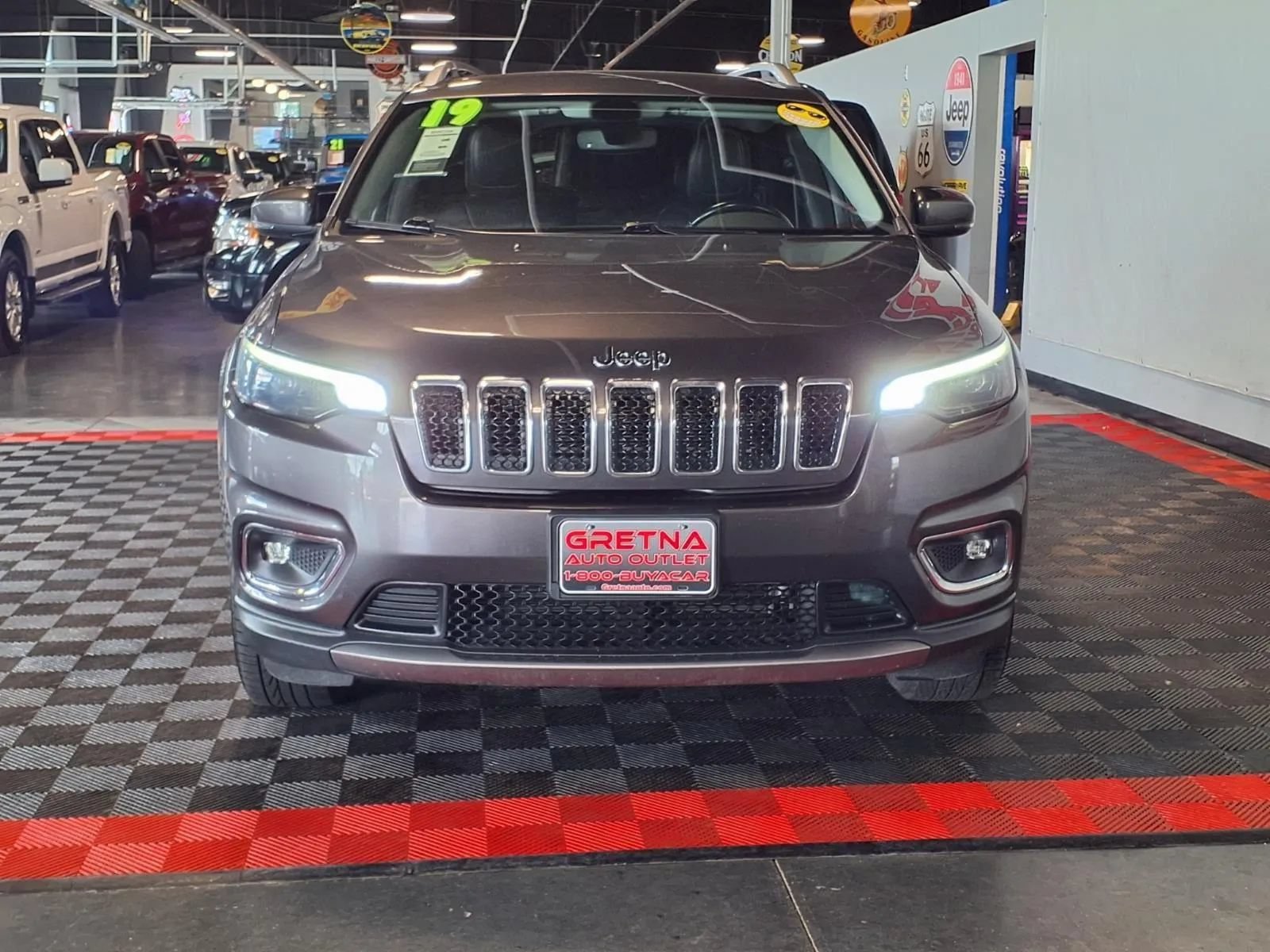 Used 2019 Jeep Cherokee Limited AWD/4WD image 2
