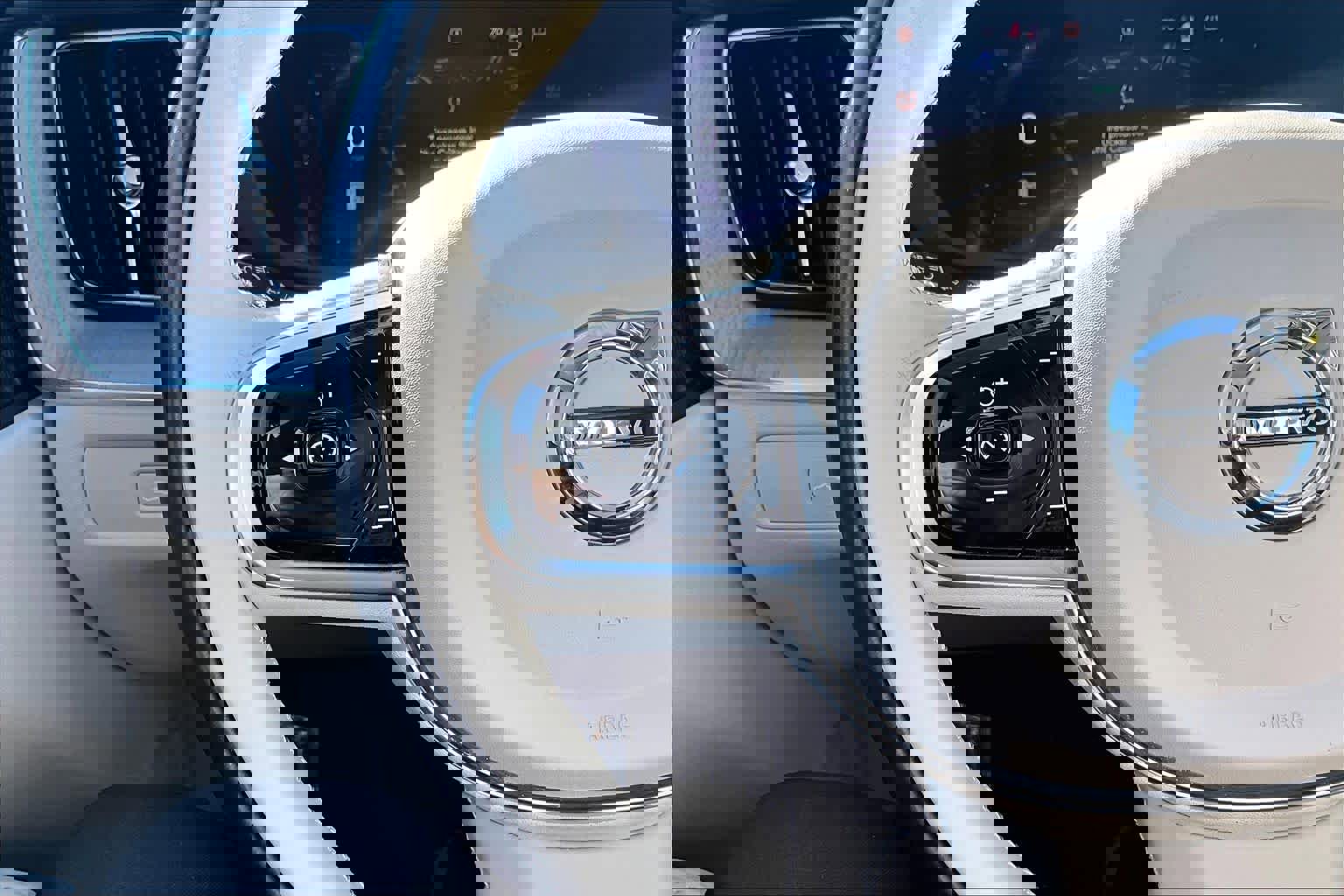 Used 2023 Volvo XC60 T8 Plus w/ Protection Package Premier image 21