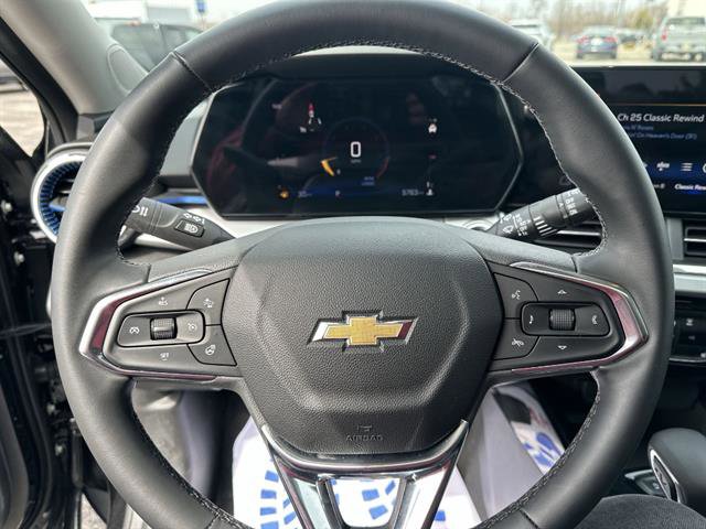Used 2025 Chevrolet Trax LT w/ Sunroof Package image 12