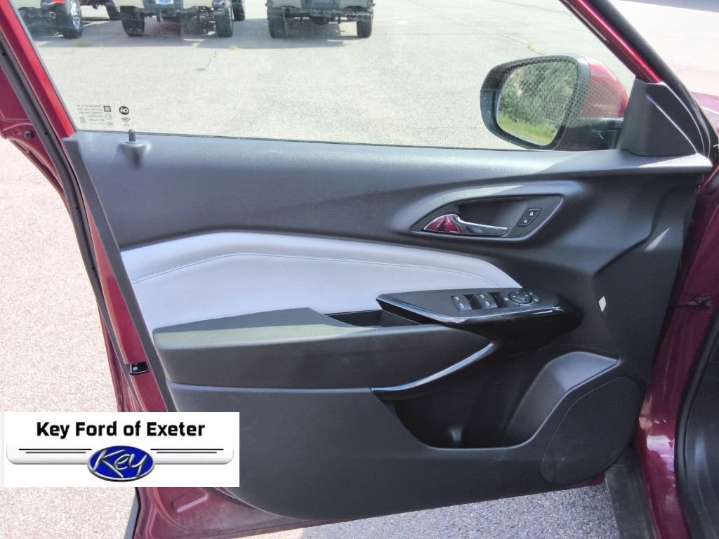 Used 2025 Chevrolet Trax LT FWD image 21