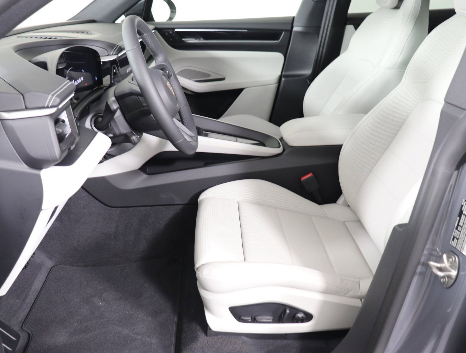 Certified 2025 Porsche Macan Electric RWD image 7