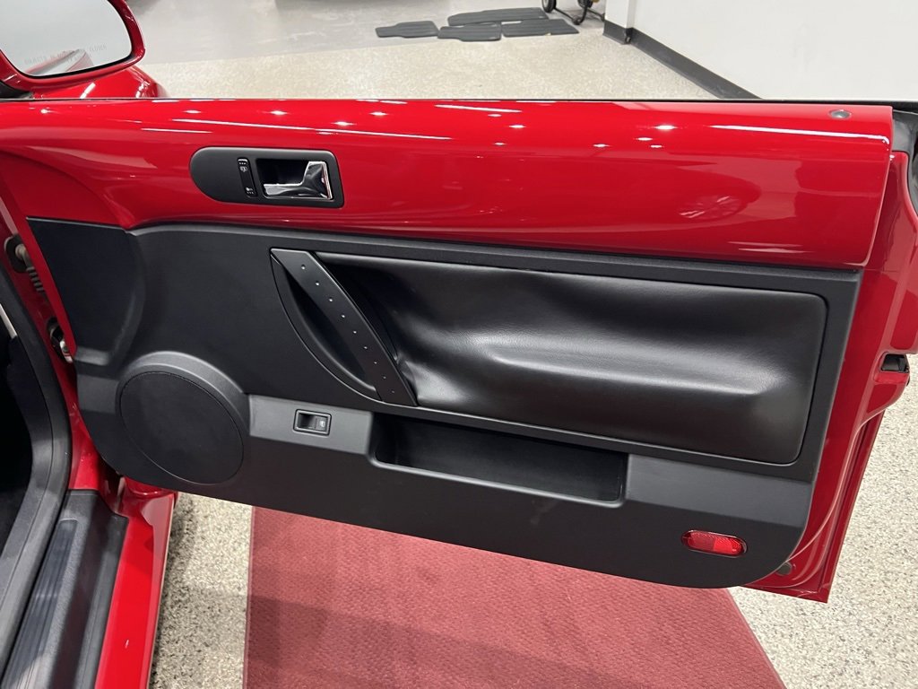 Used 2009 Volkswagen Beetle S image 30