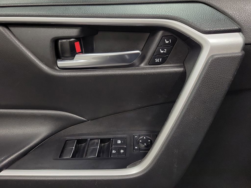 Used 2021 Toyota RAV4 XLE Premium image 20