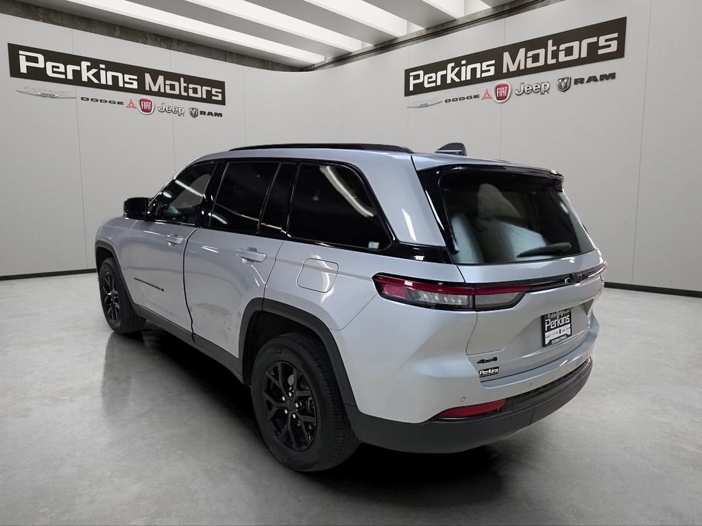 Used 2025 Jeep Grand Cherokee Altitude image 3