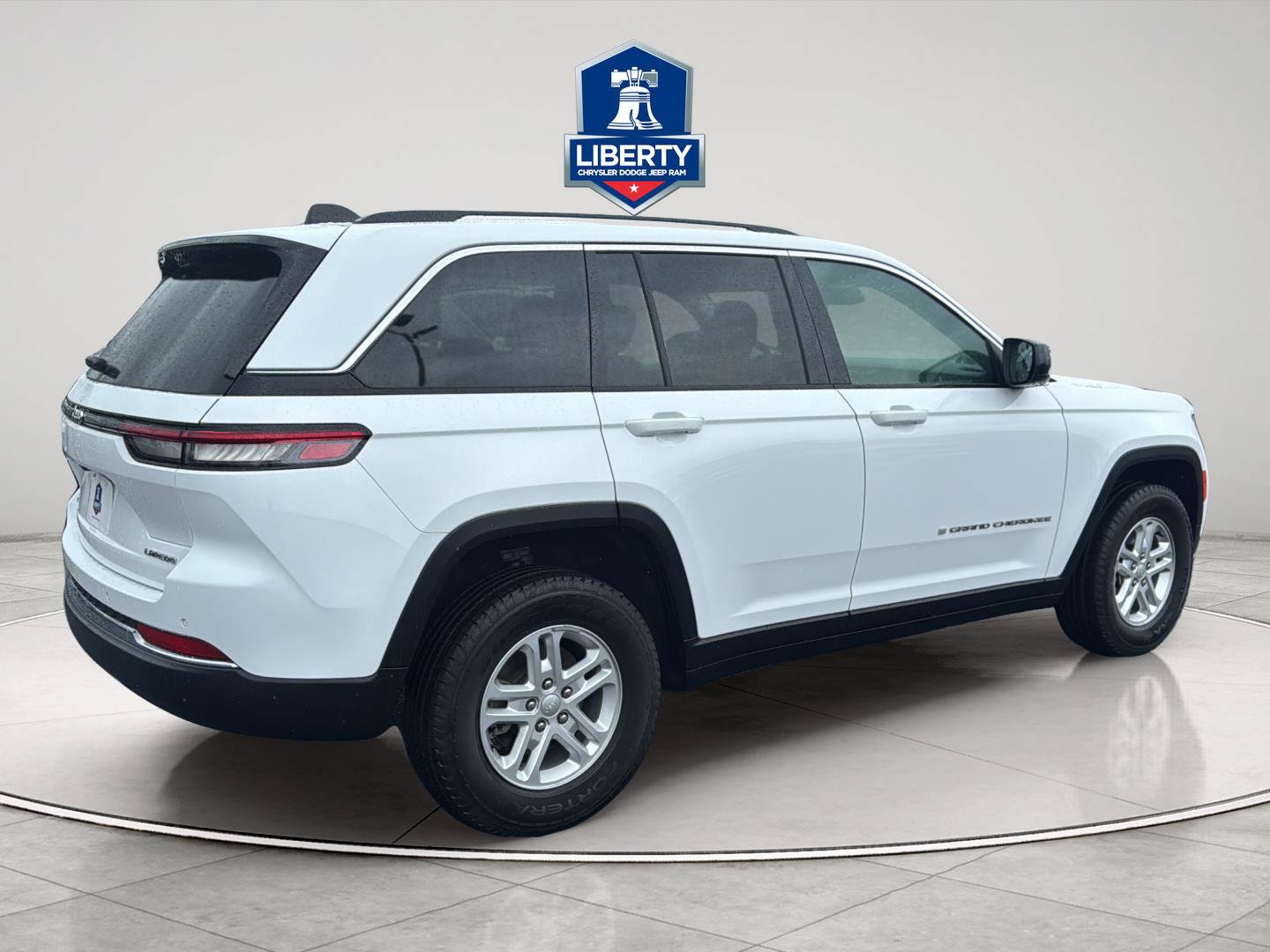 Used 2023 Jeep Grand Cherokee Laredo AWD/4WD image 11