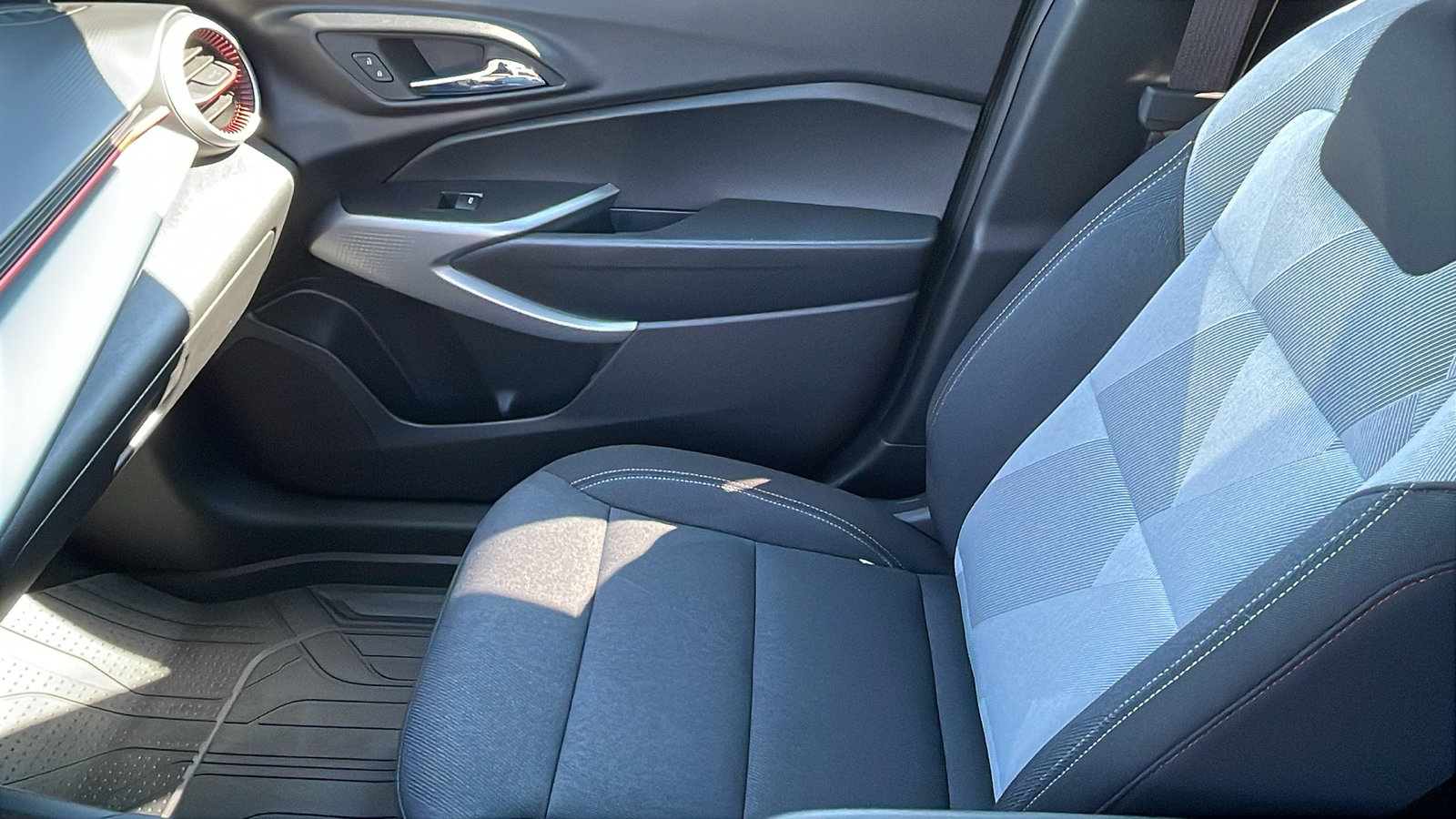 New 2026 Chevrolet Trax RS w/ Sunroof Package FWD image 19