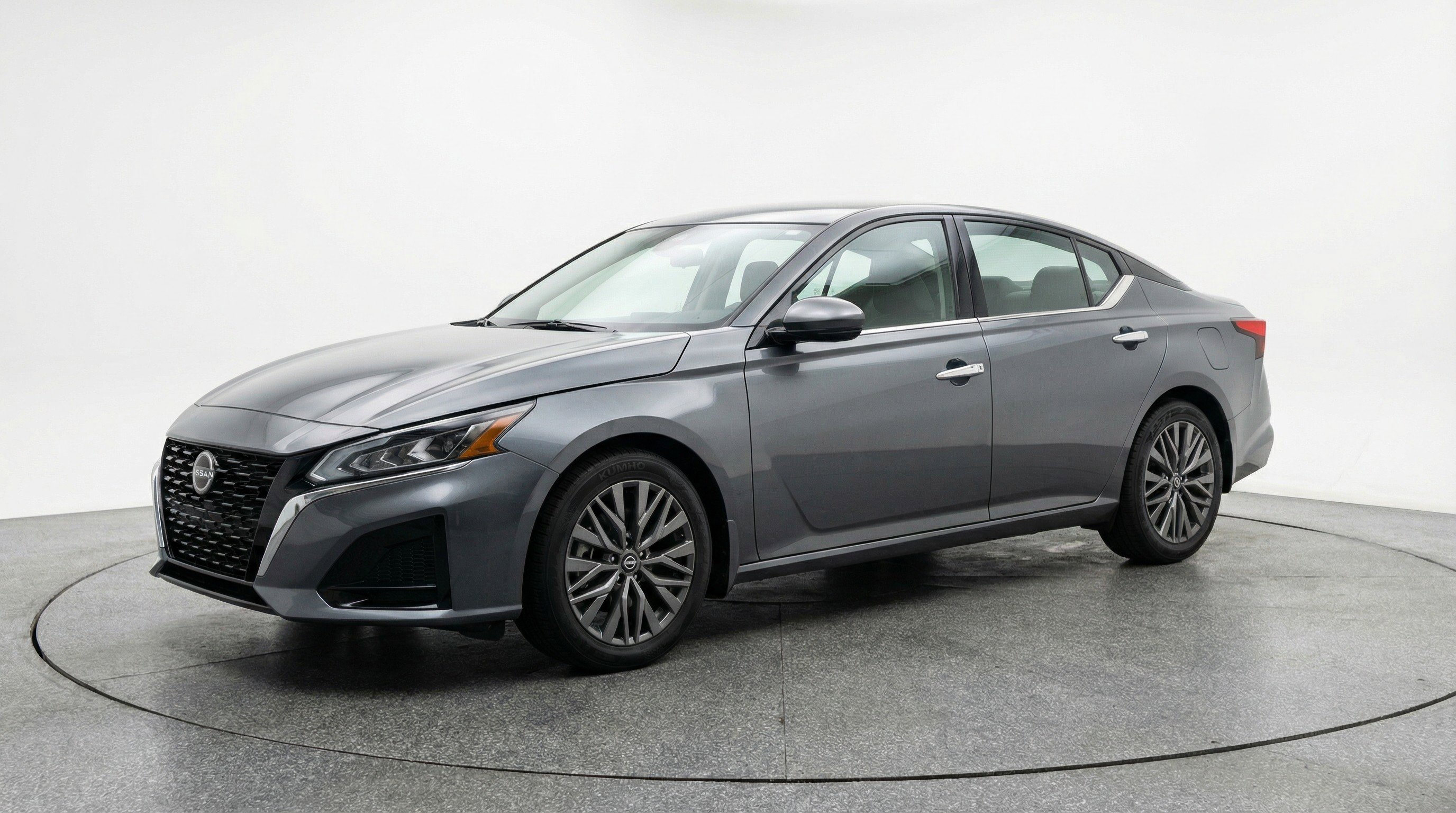 Used 2025 Nissan Altima 2.5 SV image 3