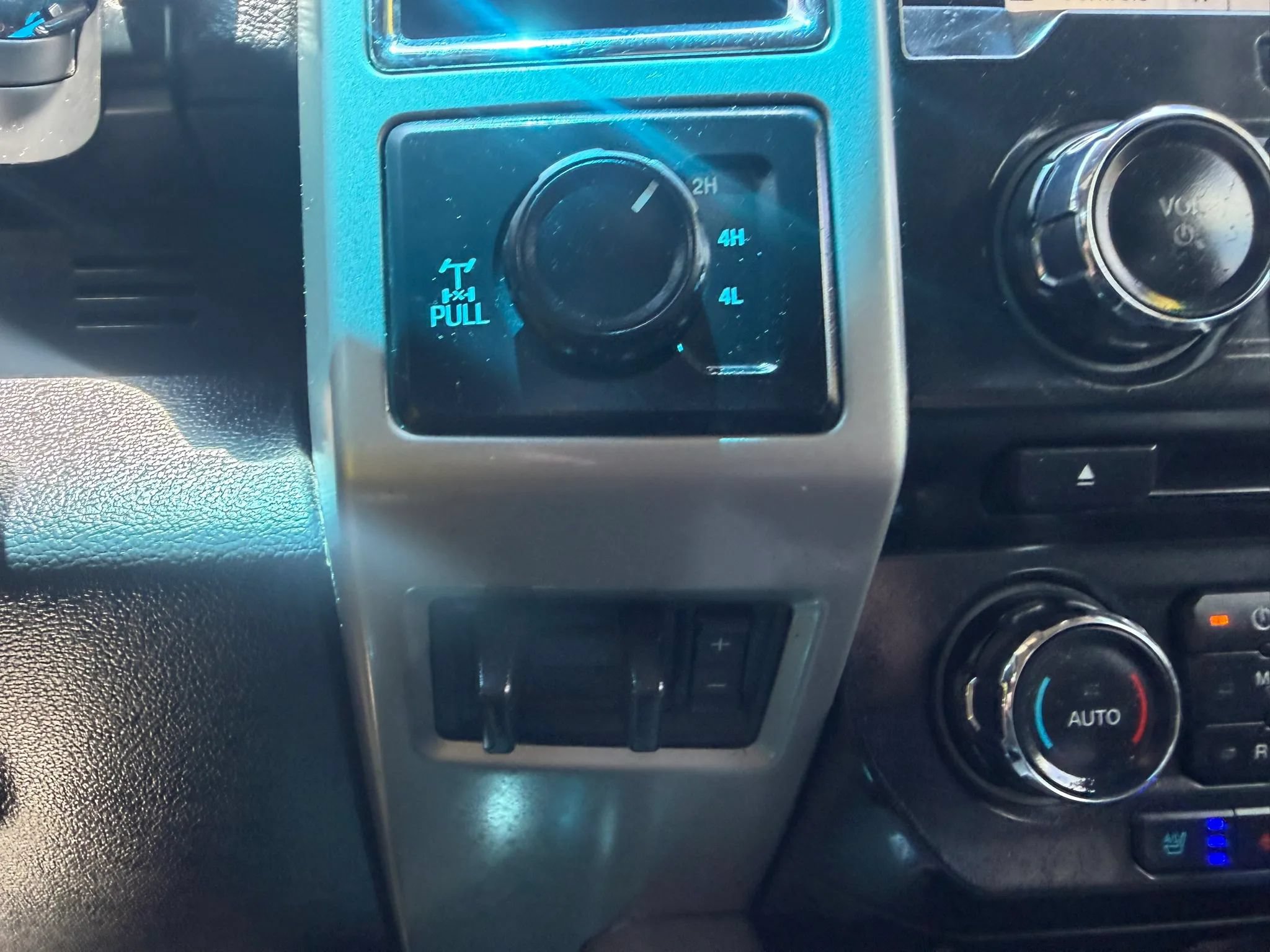 Used 2018 Ford F250 Lariat w/ Lariat Value Package AWD/4WD image 18