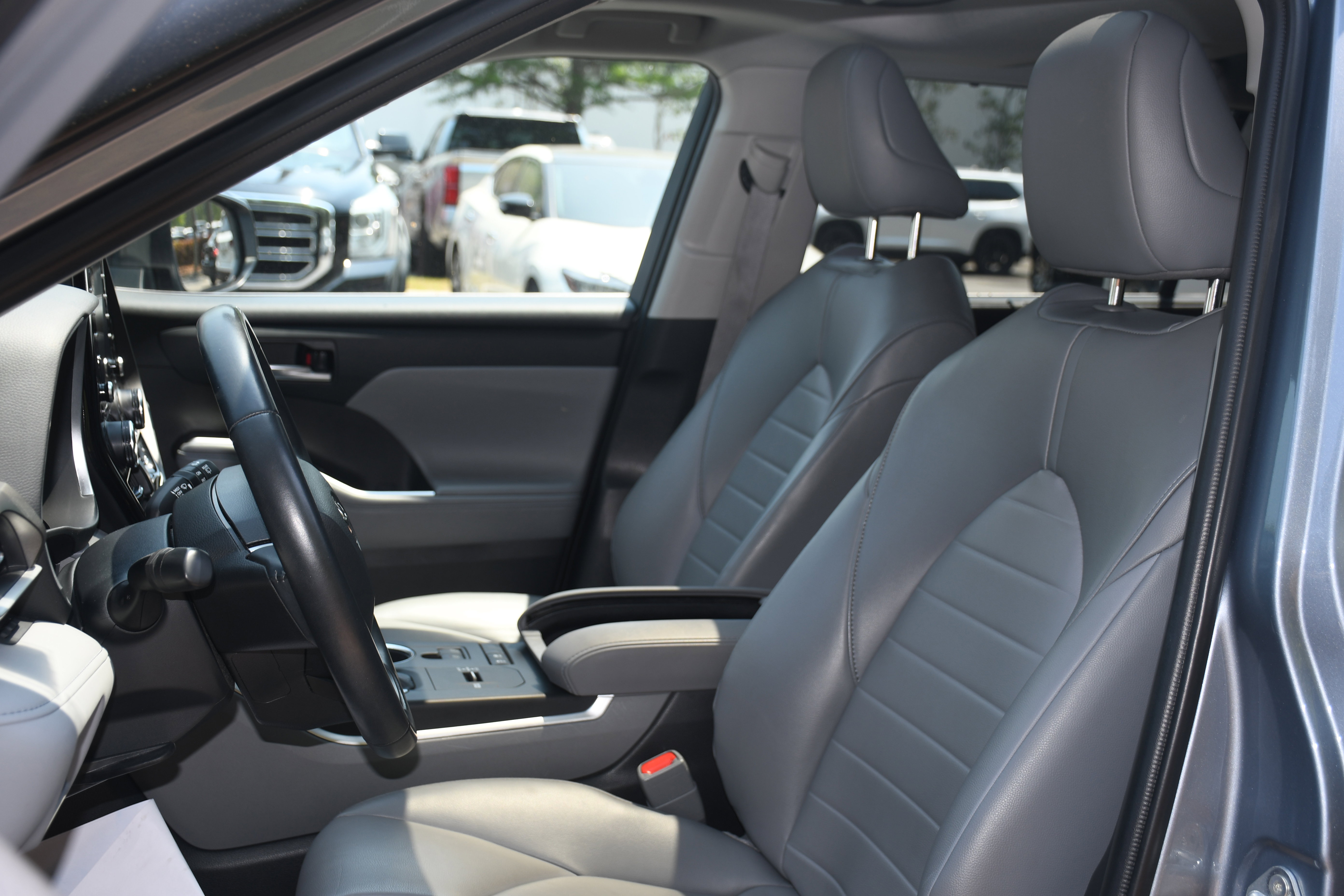 Used 2022 Toyota Highlander XLE FWD image 12