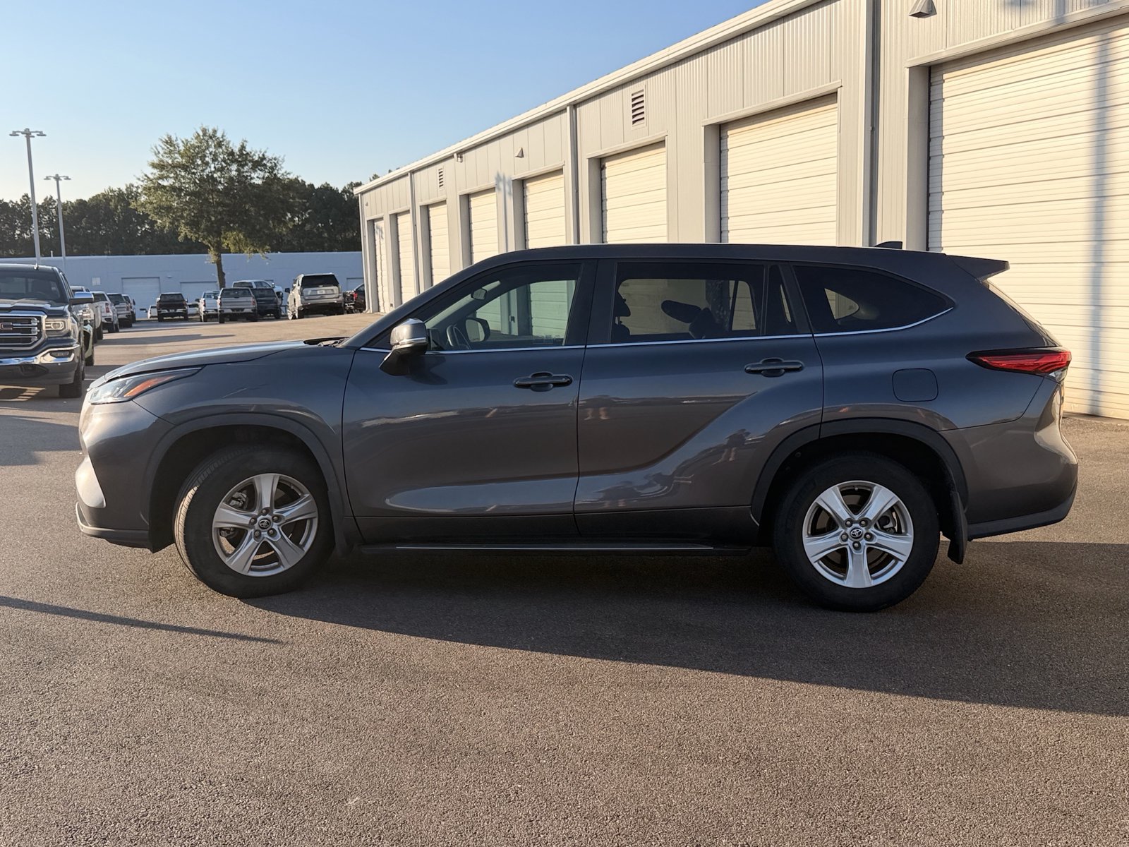 Used 2023 Toyota Highlander L AWD/4WD image 9