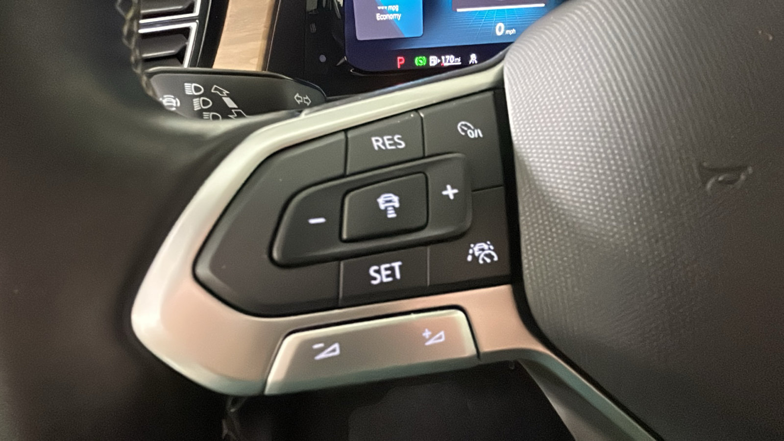 Used 2025 Volkswagen Atlas SE AWD/4WD image 18