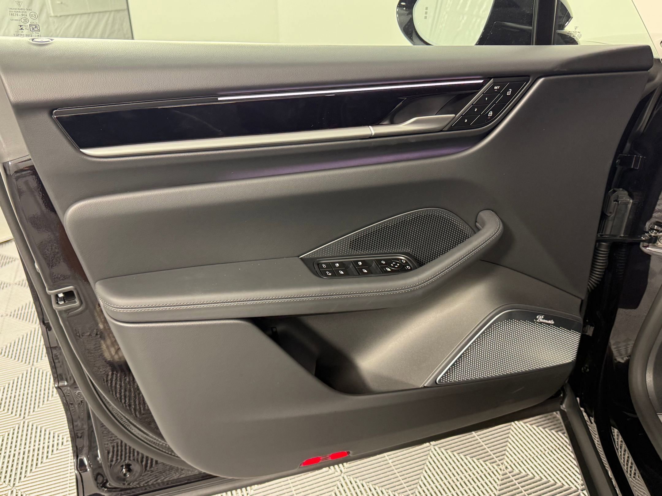 Certified 2025 Porsche Macan 4S Electric AWD/4WD image 13