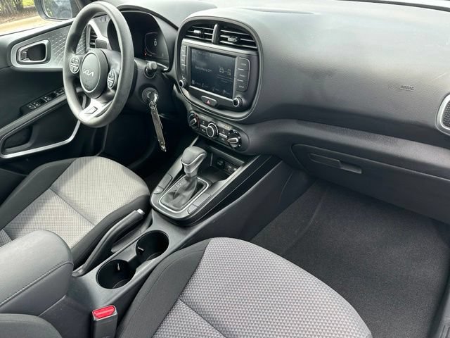 Used 2025 Kia Soul LX w/ LX Technology Package FWD image 9