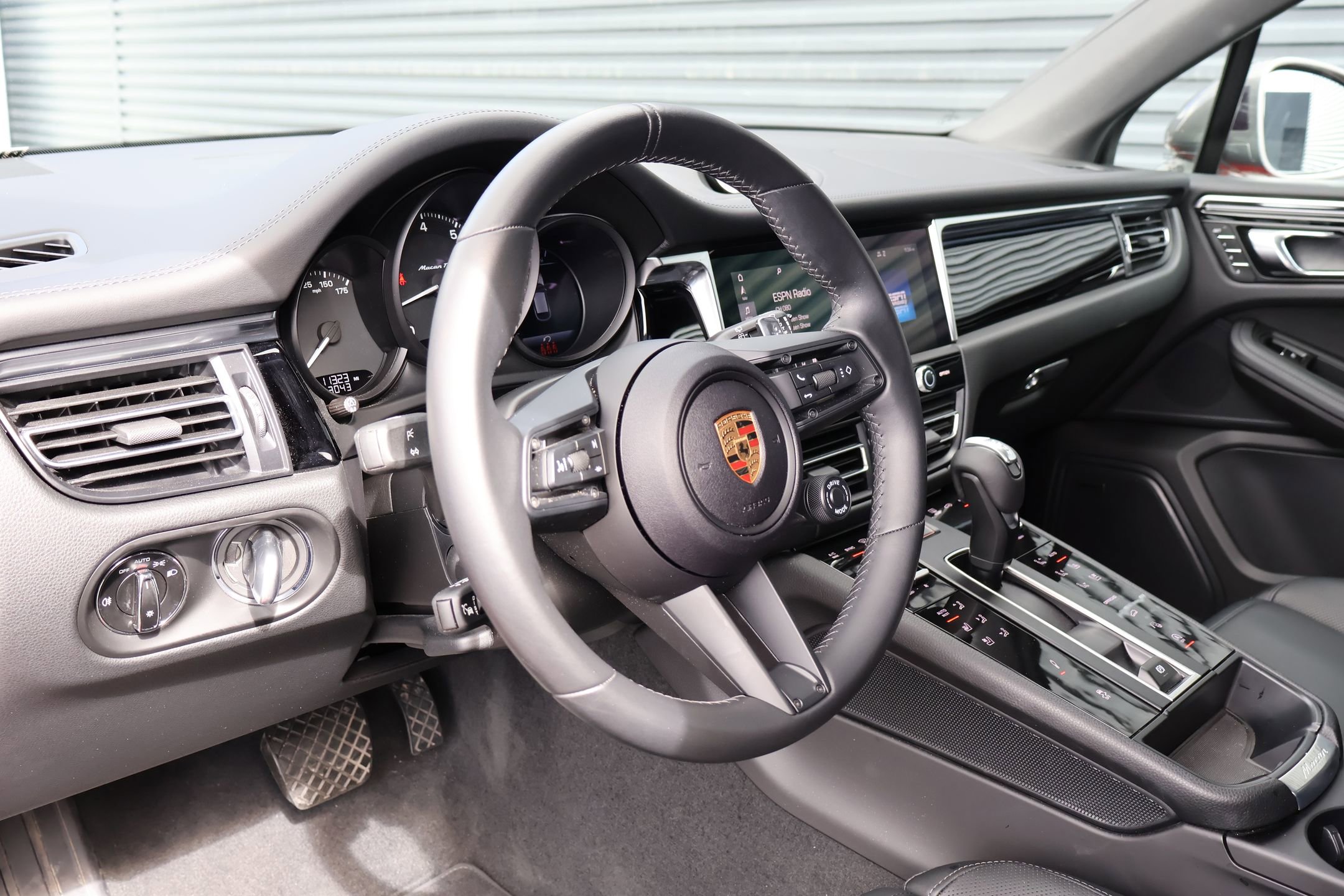 Used 2024 Porsche Macan Turbo image 4