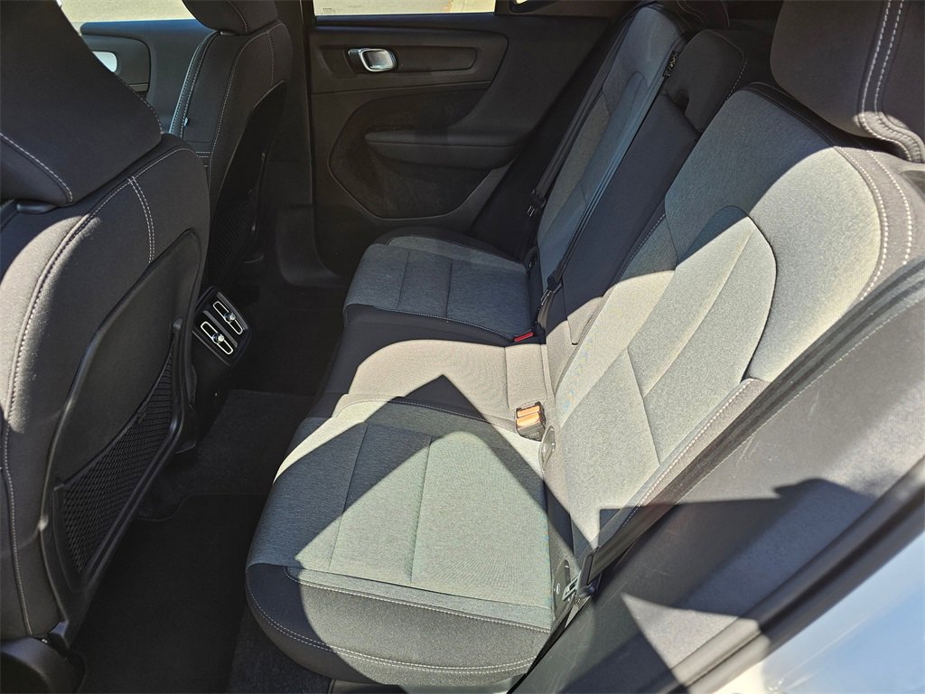 Used 2025 Volvo XC40 B5 Core image 10