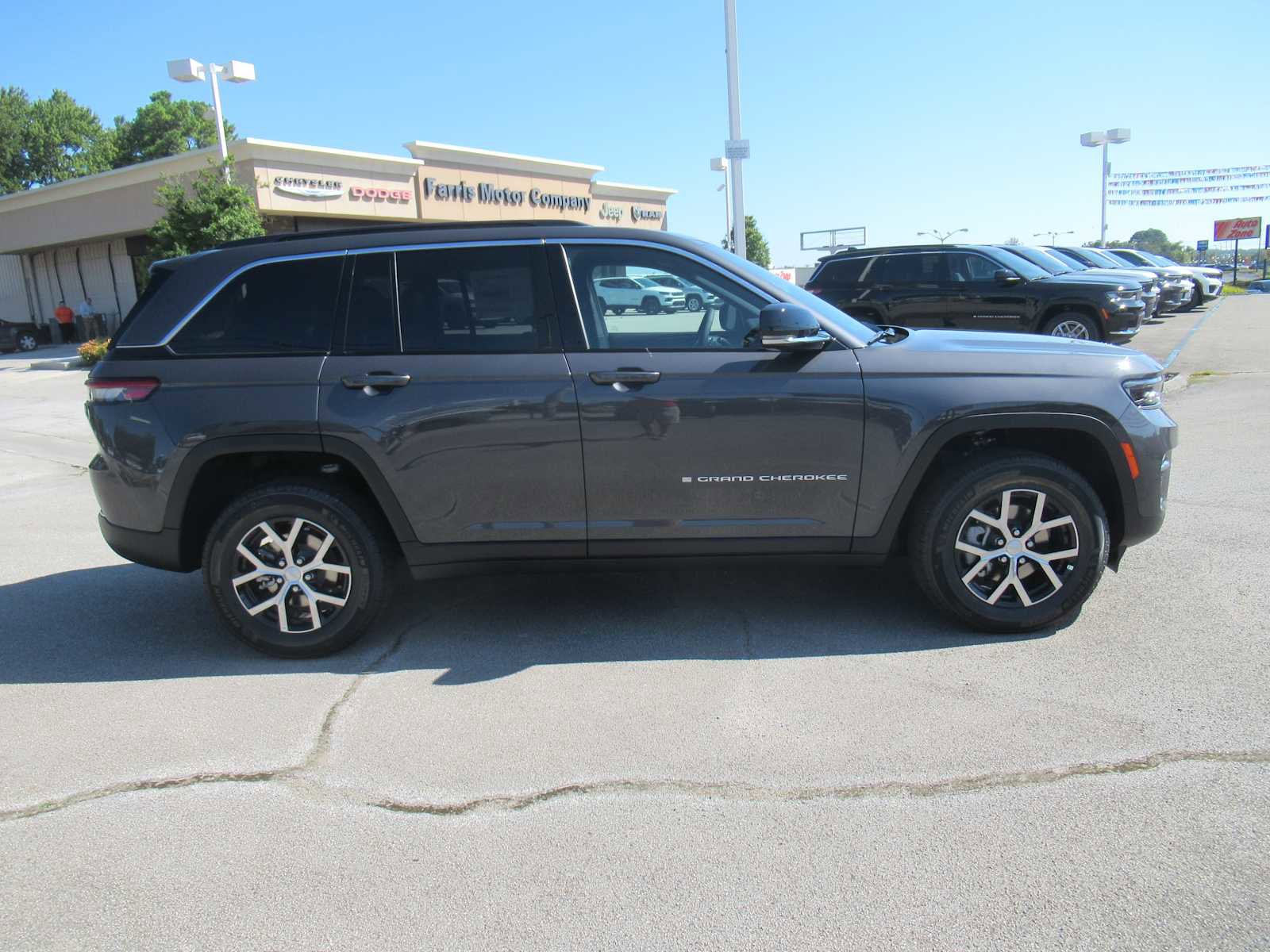 New 2025 Jeep Grand Cherokee Limited w/ Trailer Tow Package image 10
