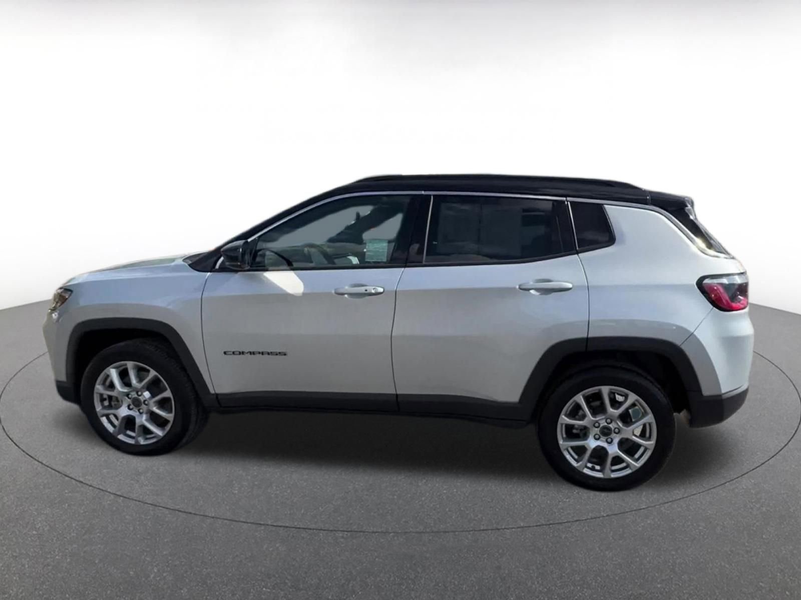 Used 2025 Jeep Compass Limited image 9