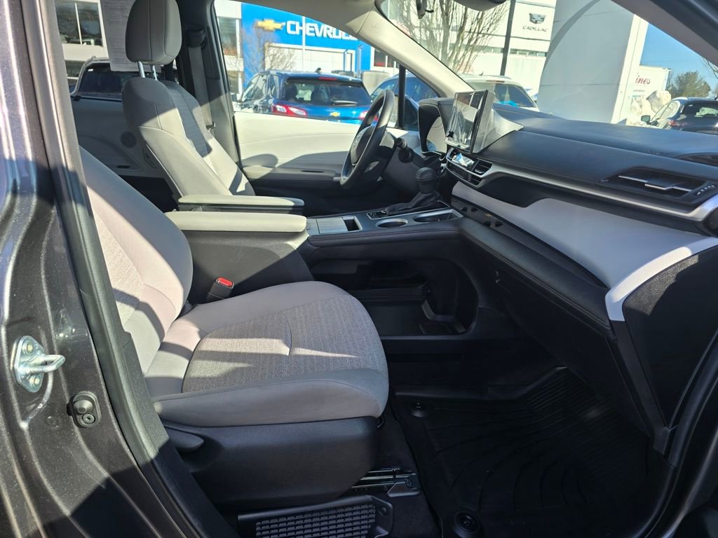 Used 2025 Toyota Sienna LE image 11