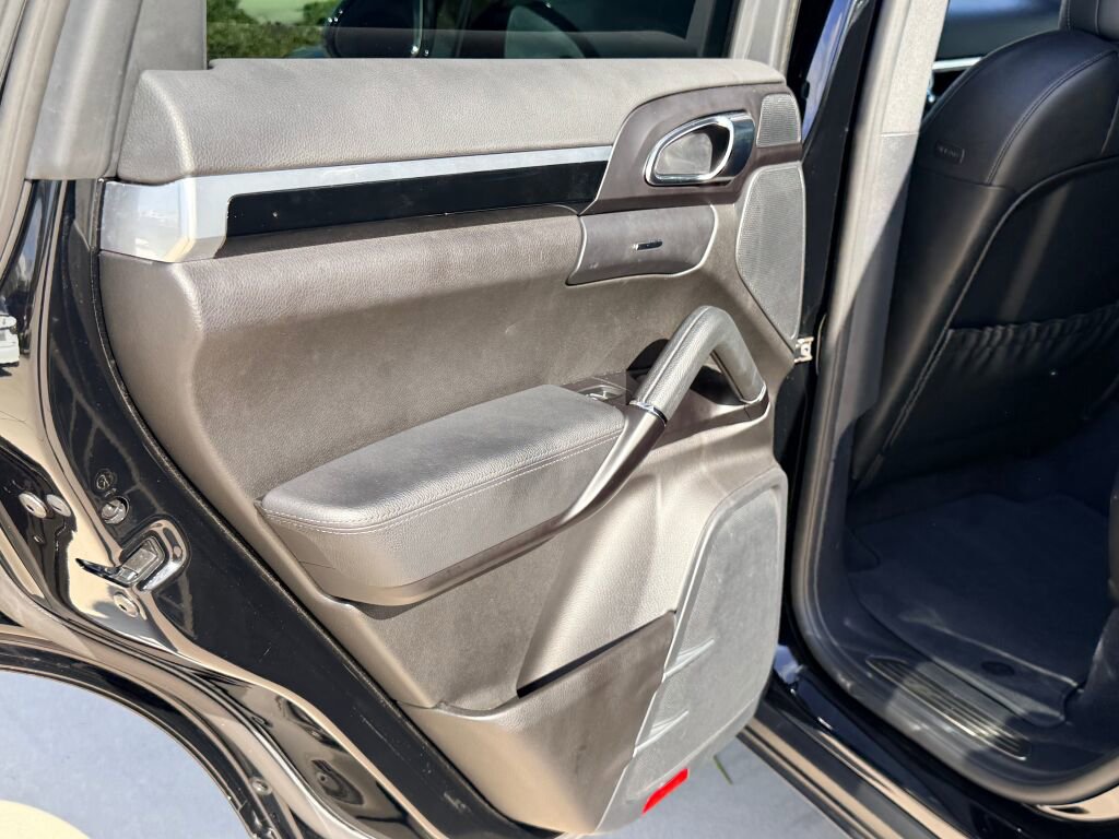 Used 2016 Porsche Cayenne image 17