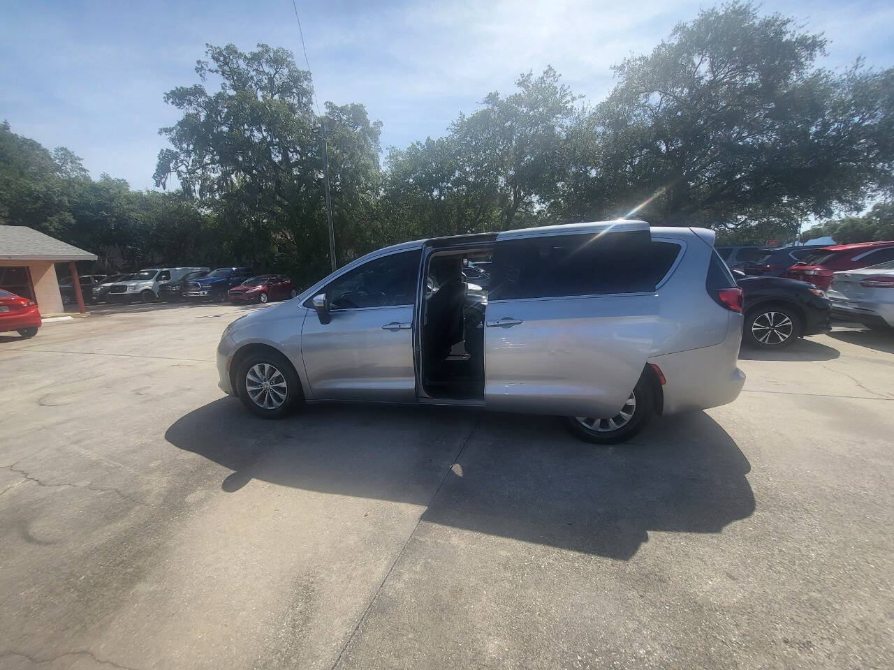 Used 2017 Chrysler Pacifica Touring w/ Tire & Wheel Group FWD image 51